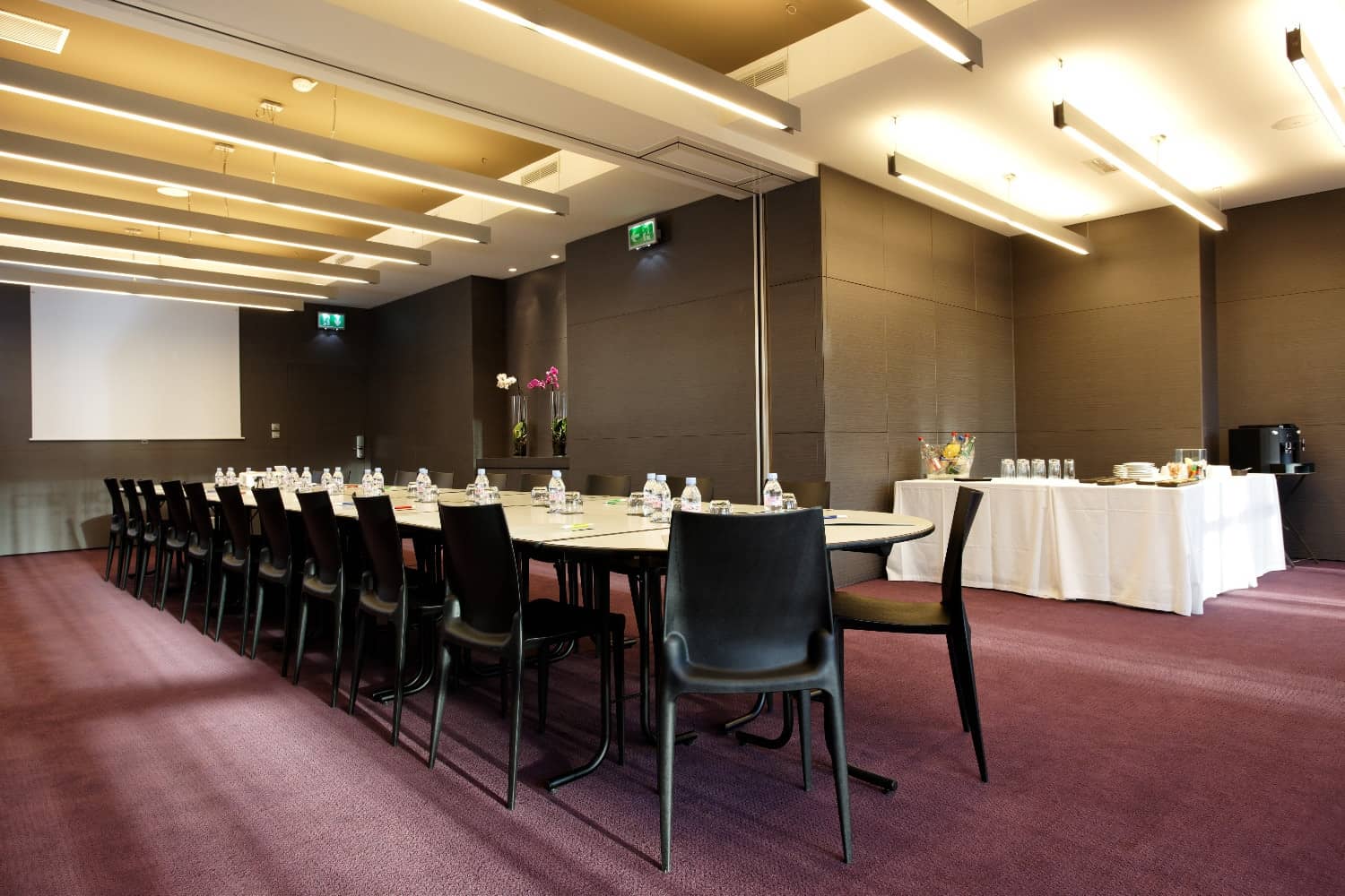 Pour vos réunions, réservez notre salle de séminaire de 75 m2 à la lumière naturelle.