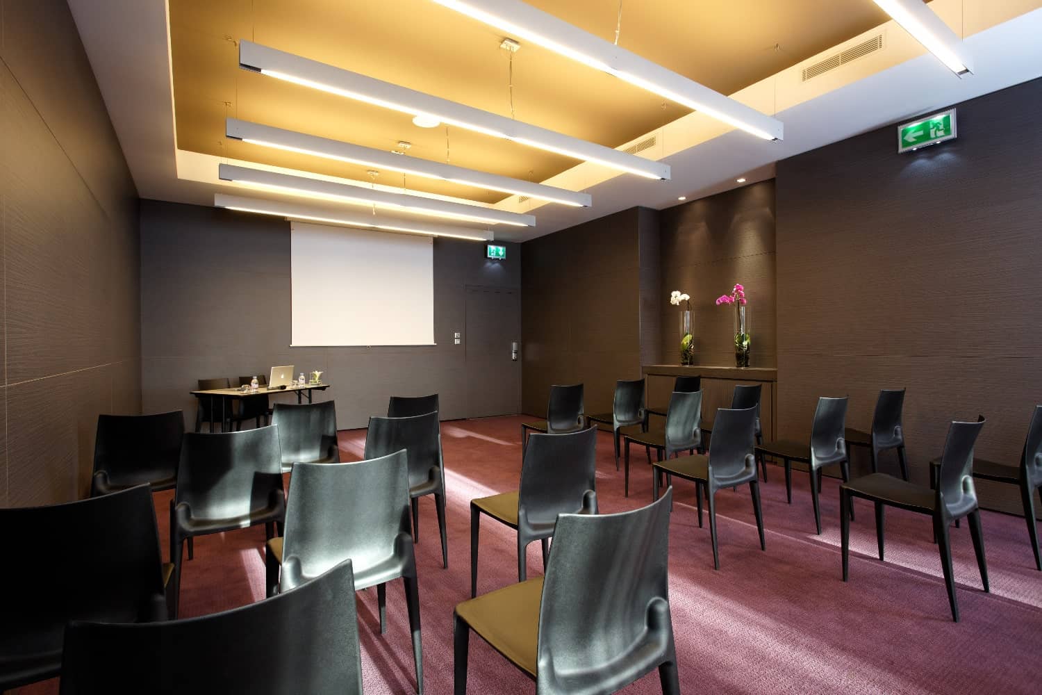 Notre salle de séminaire est modulable en deux salons de réunion.