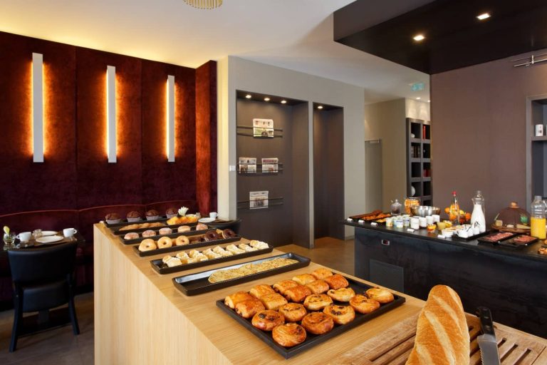 Au menu de notre petit déjeuner buffet, viennoiseries, charcuteries, fromages, laitages, jus de fruits...